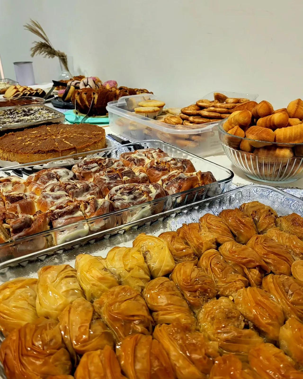 Reich gefüllte Platten mit Baklava und orientalischem Gebäck