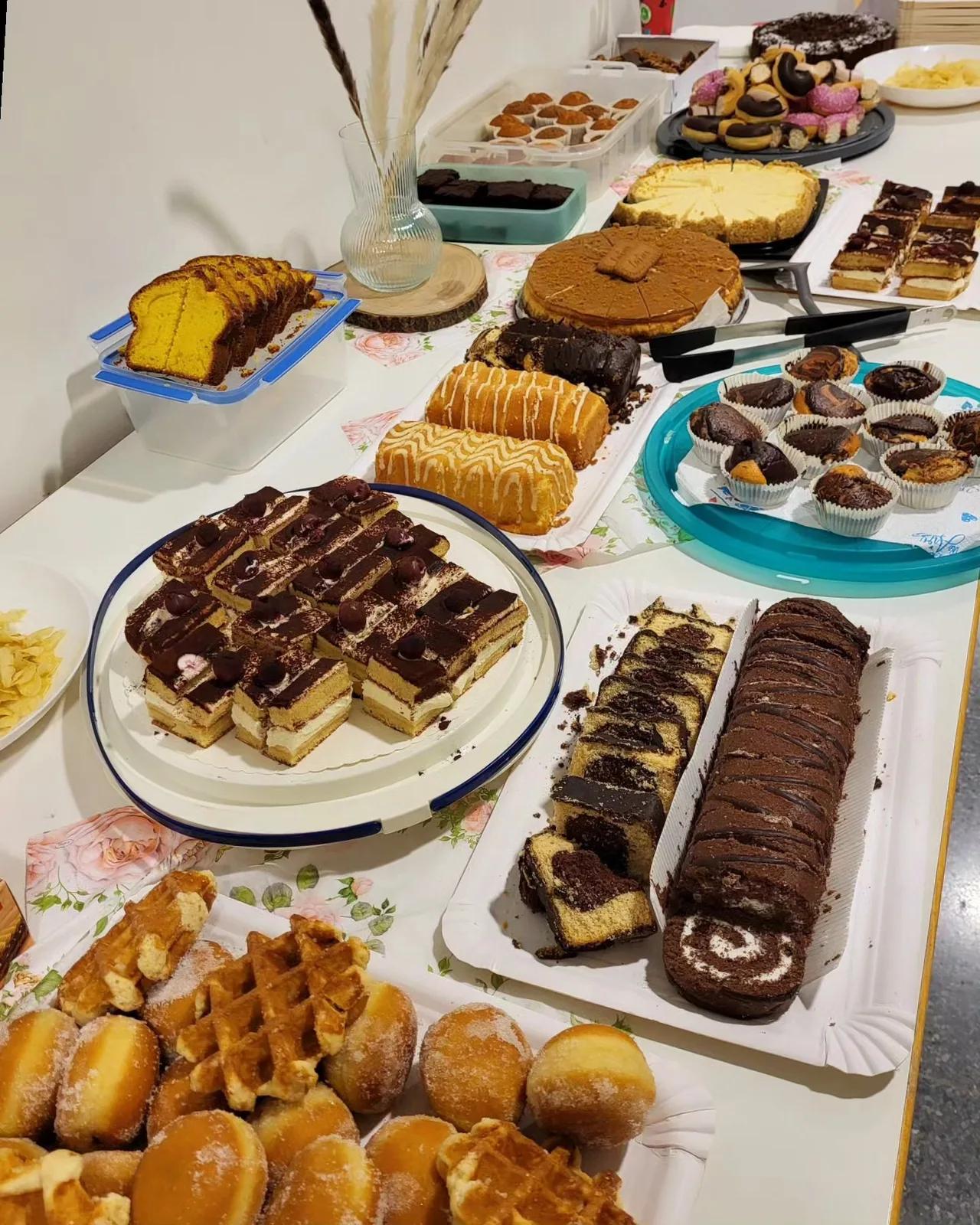 Vielfältiges Gebäck und Süßspeisen auf einem Buffettisch