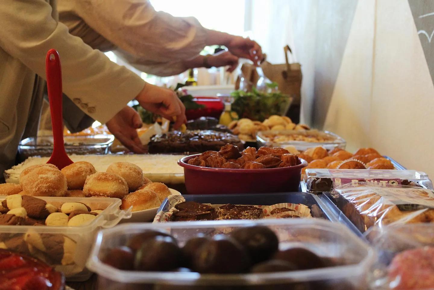 Hände richten Speisen auf dem Buffet für die Gäste an
