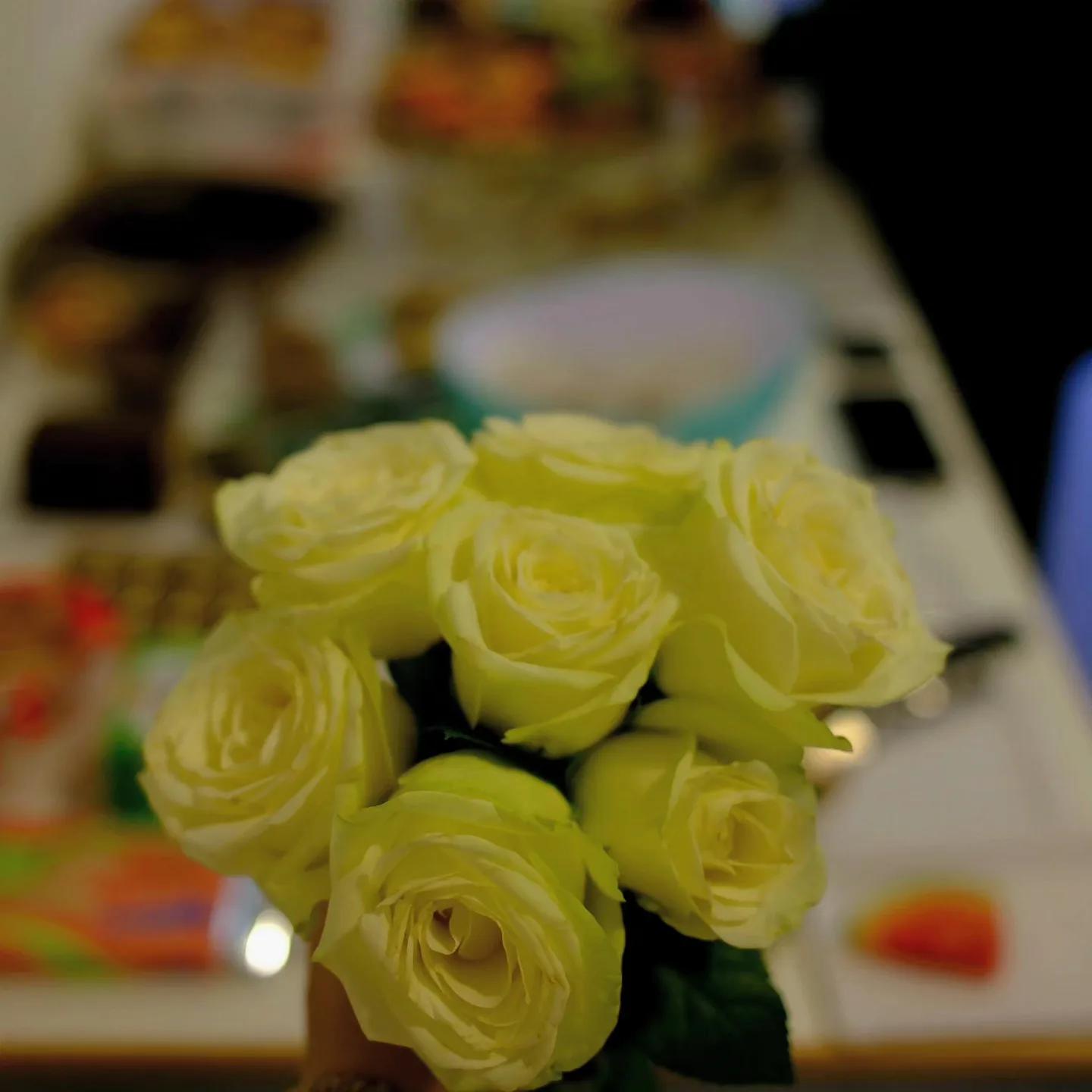 Nahaufnahme gelber Rosen in einer Glasvase