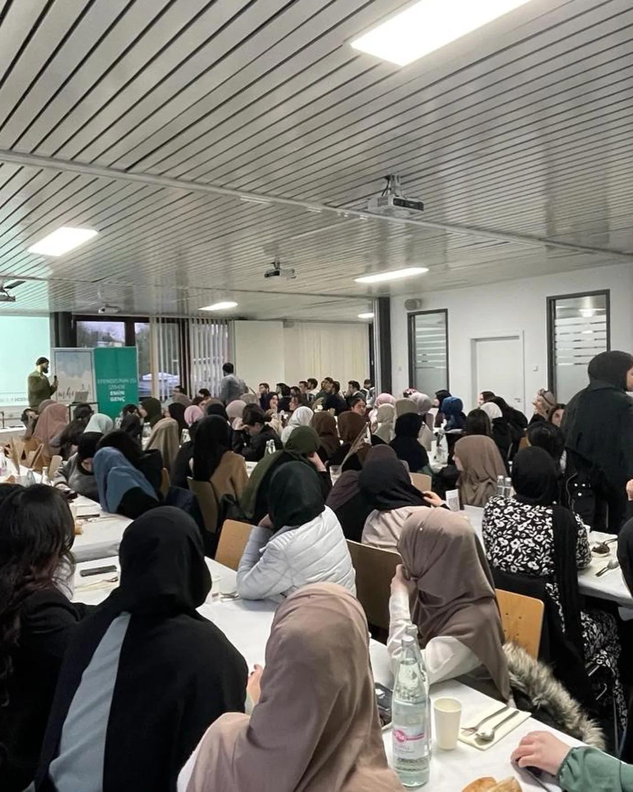 Betende in ausgerichteten Reihen vor dem Mihrab