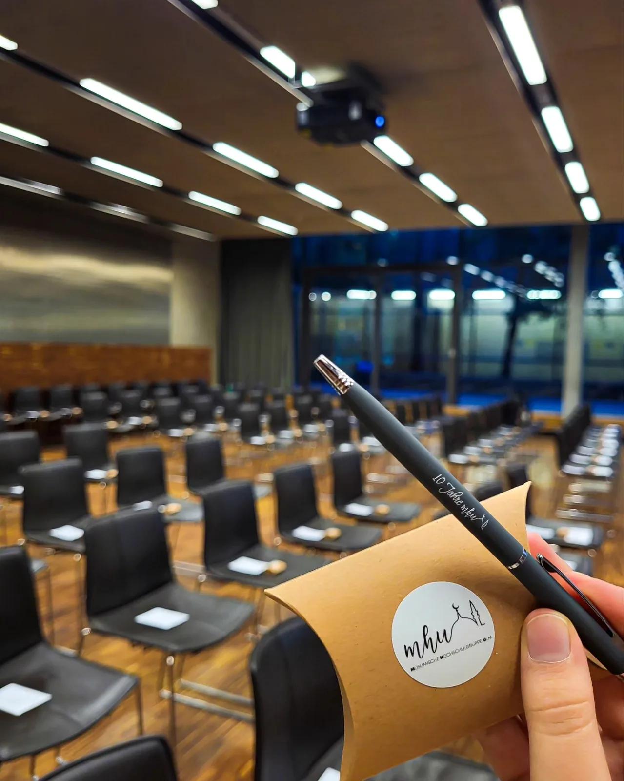 Leerer Hörsaal in stimmungsvollem Licht vor Beginn der Veranstaltung