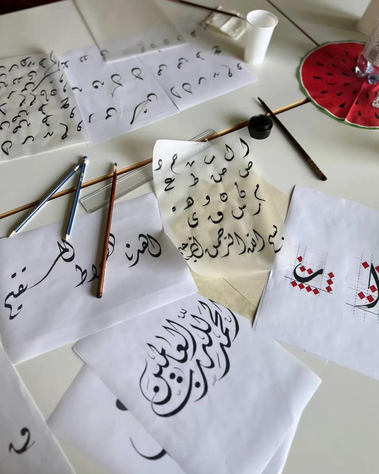 Kalligrafie-Federn und Tinte liegen bereit auf dem Werktisch