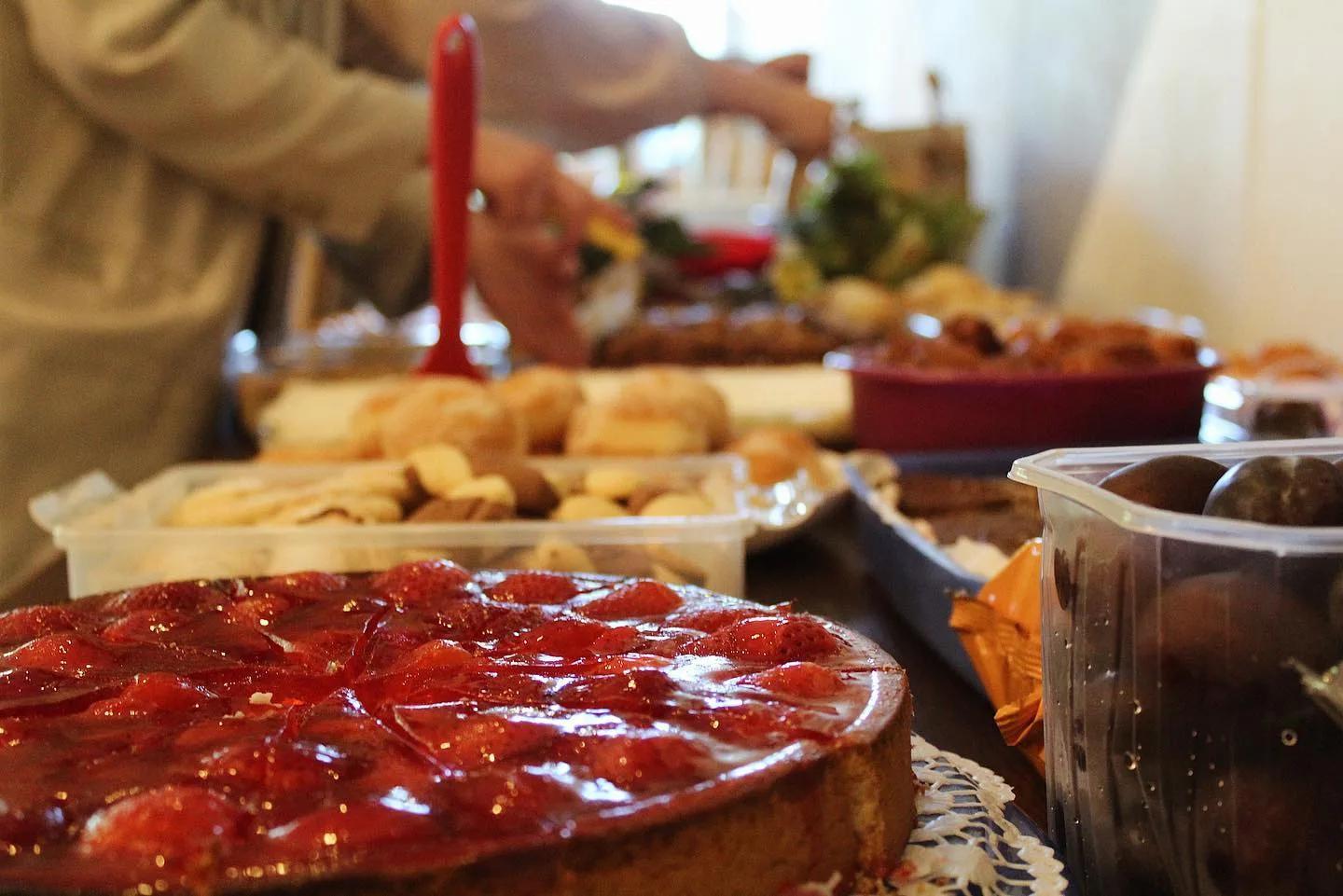 Kuchen mit Marmeladenglasur auf einem Blech