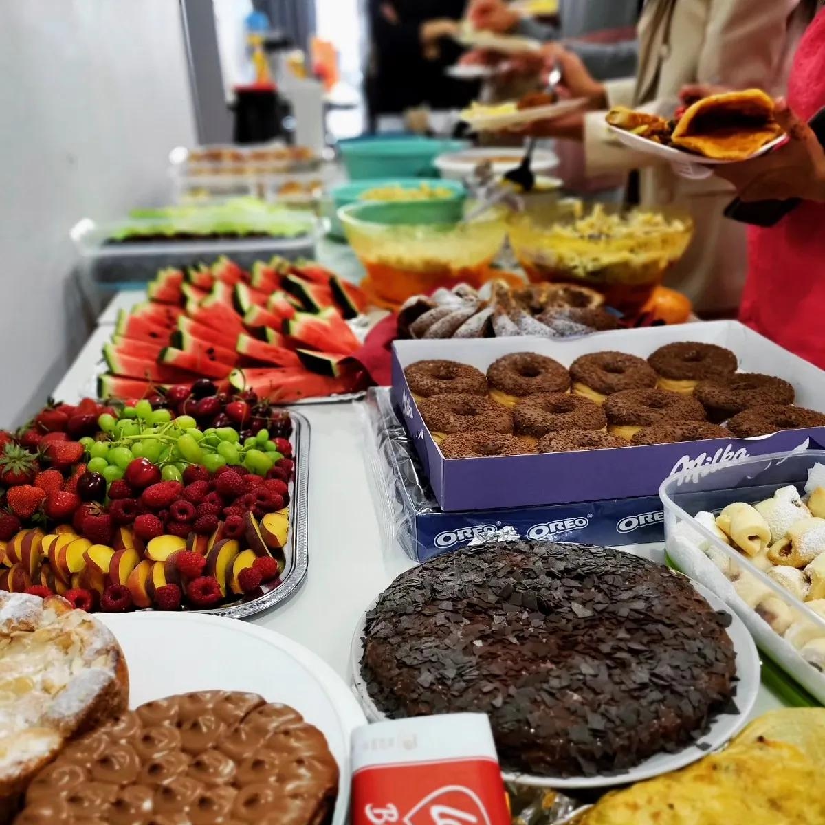 Bunte Platte mit Obst und Krapfen auf dem Festbuffet