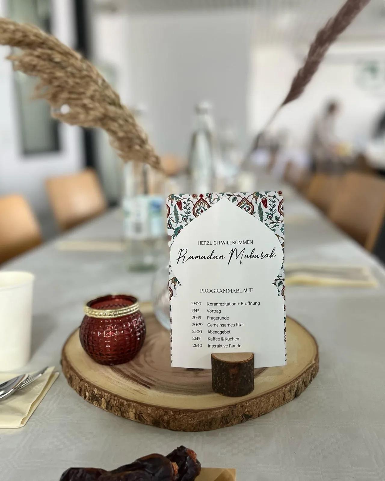 Tischkarte Ramadan Mubarak zwischen Kerzen und Deko-Gläsern