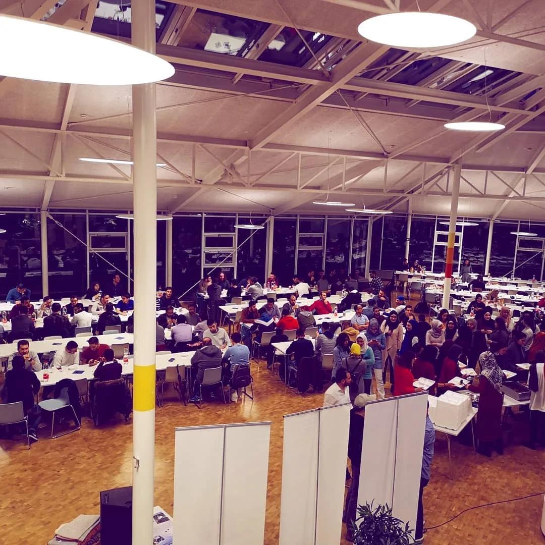Großer Saal mit Stellwänden und Bestuhlung vor Veranstaltungsbeginn