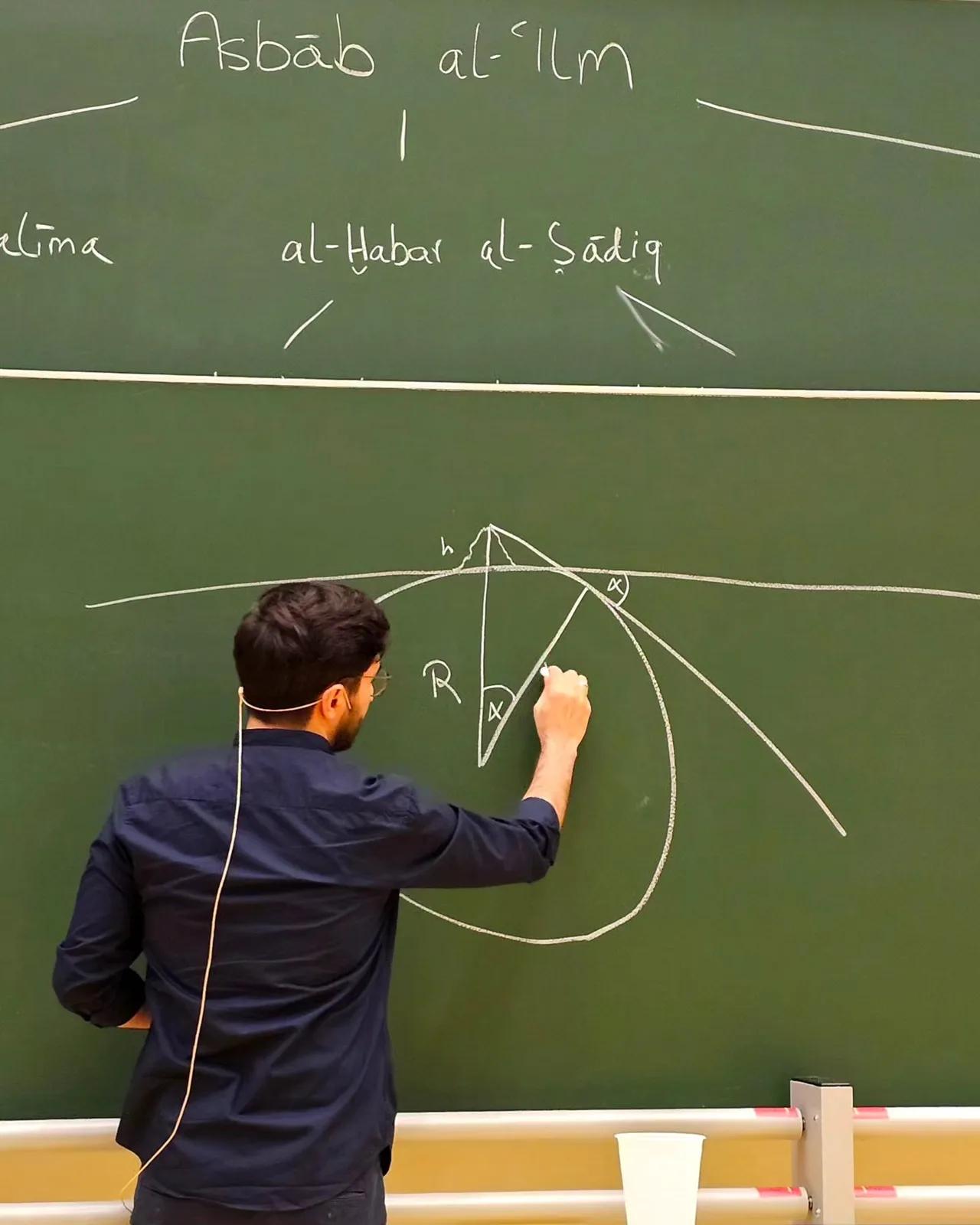 Student zeichnet eine geometrische Konstruktion an die Tafel