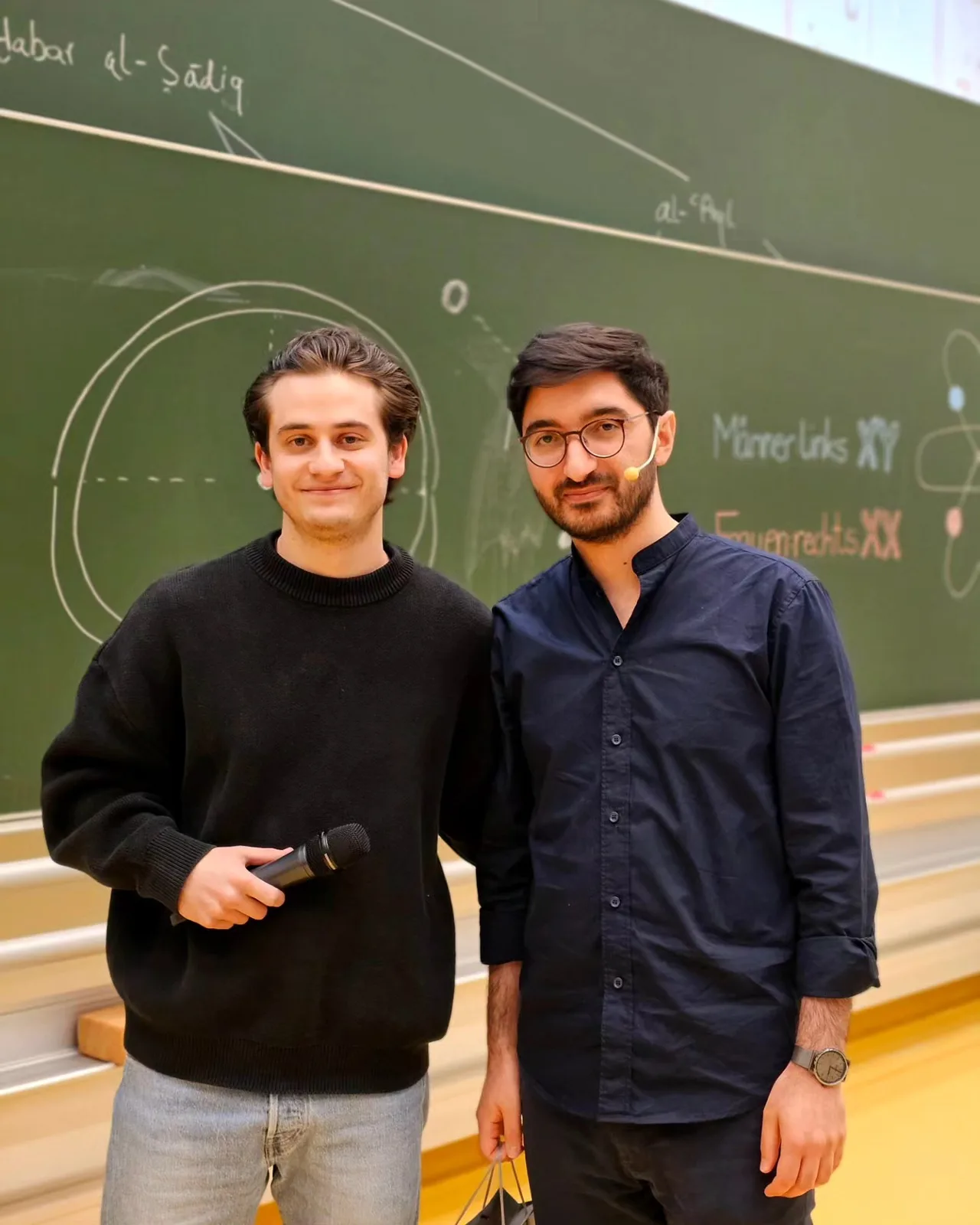 Zwei Freunde lachen bei einem spontanen Foto