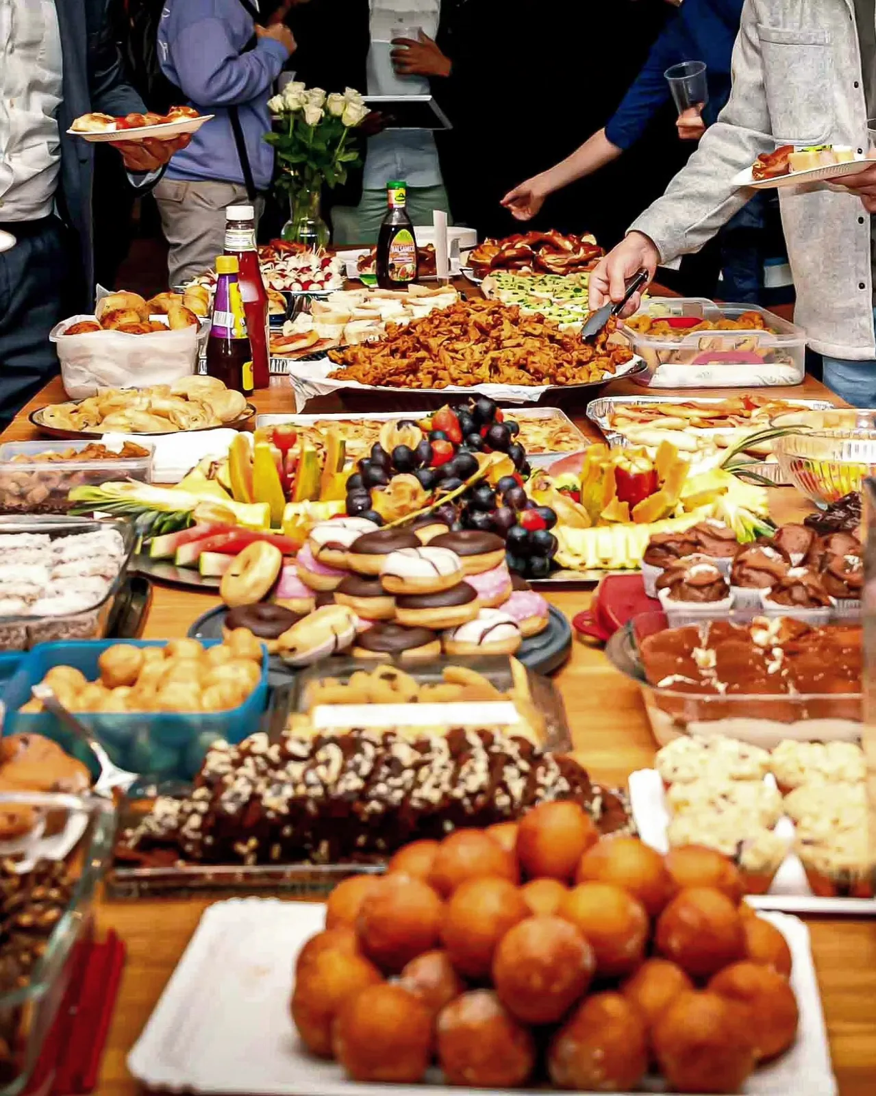 Reich gedeckte Tafel beim gemeinsamen Iftar
