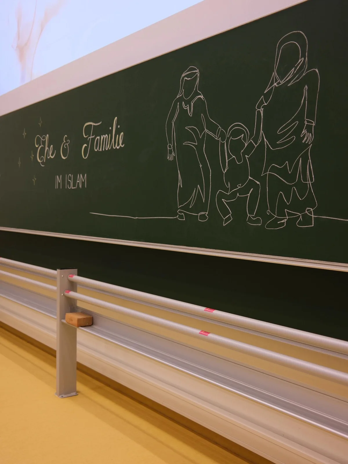 Publikum vor einer Tafel mit der Aufschrift „Ehe & Familie im Islam“