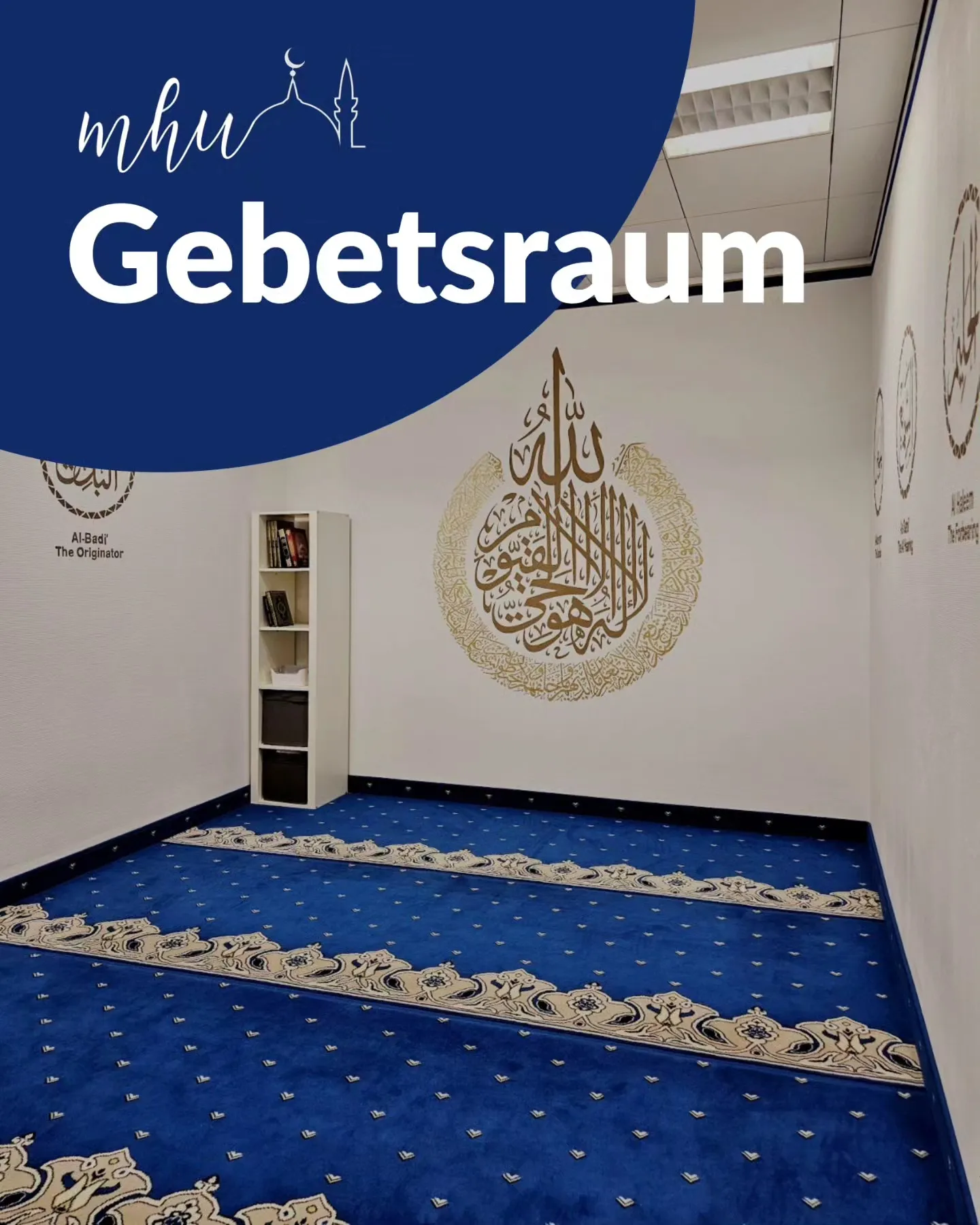 Der Gebetsraum mit blauem Teppich und einer Kalligraphie an der Wand, darüber der Schriftzug „Gebetsraum“