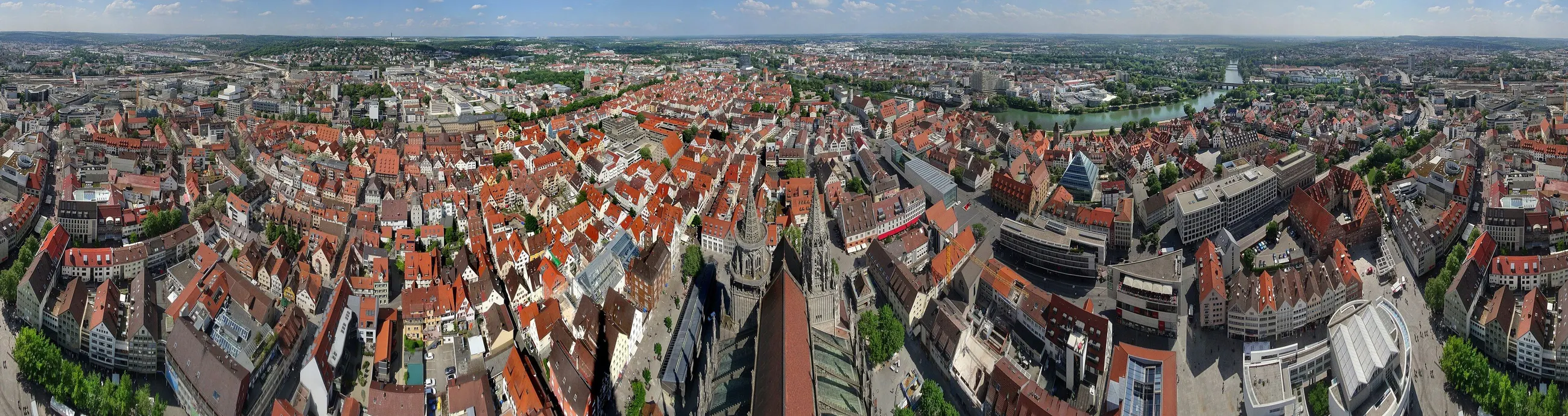 Panorama vom Turm des Ulmer Münsters über die roten Dächer der Altstadt bis zum Horizont