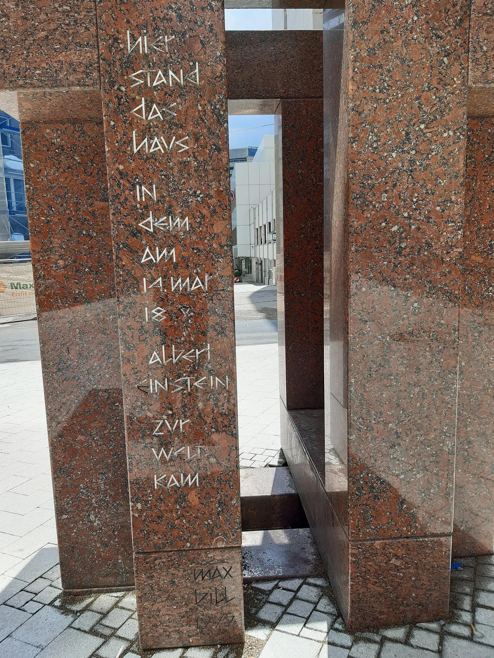 Gedenkstelen aus rötlichem Granit für Albert Einstein, in eine davon ist eine Inschrift gemeißelt