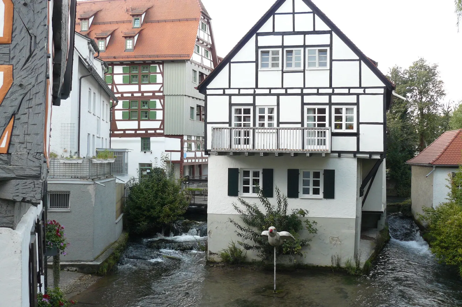Fachwerkhäuser im Fischerviertel, unter denen das Wasser der Blau hindurchfließt