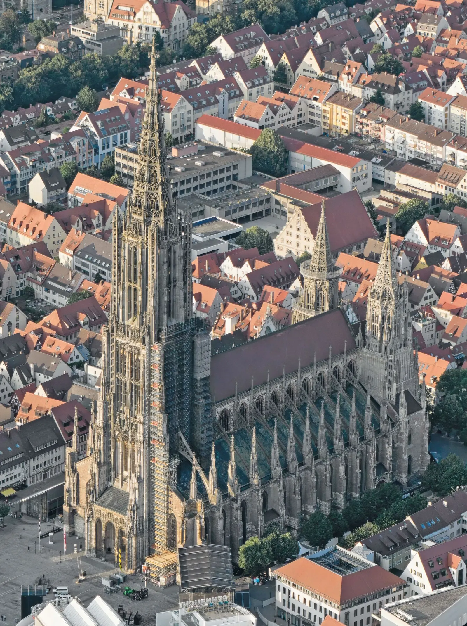 Luftaufnahme des Ulmer Münsters inmitten der dicht bebauten Altstadt