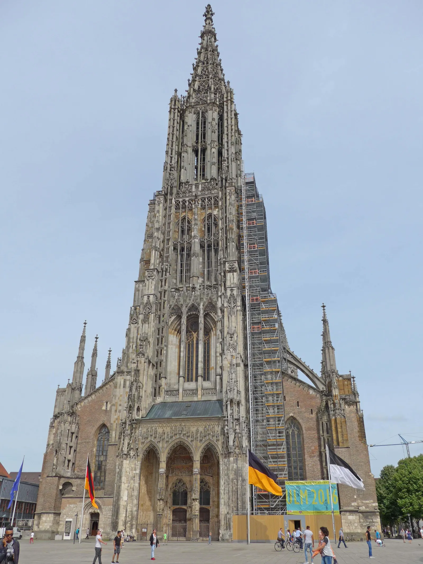Die Westfassade des Ulmer Münsters mit dem hoch aufragenden gotischen Hauptturm