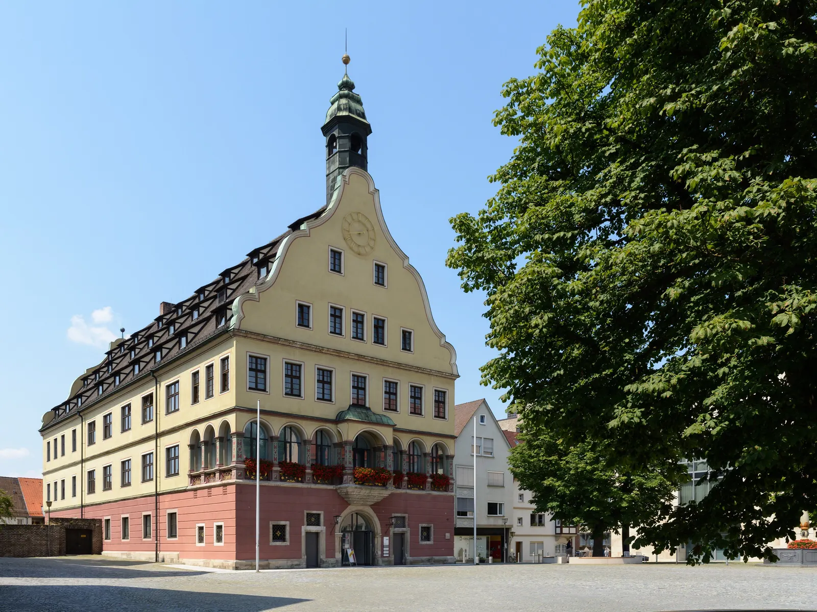 Das Schwörhaus am Weinhof, ein hohes Gebäude mit Treppengiebel und Glockentürmchen