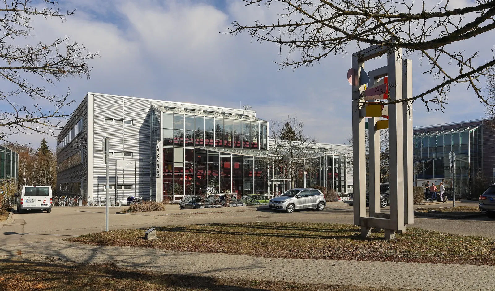Ein moderner Glas- und Metallbau an der Helmholtzstraße in der Wissenschaftsstadt