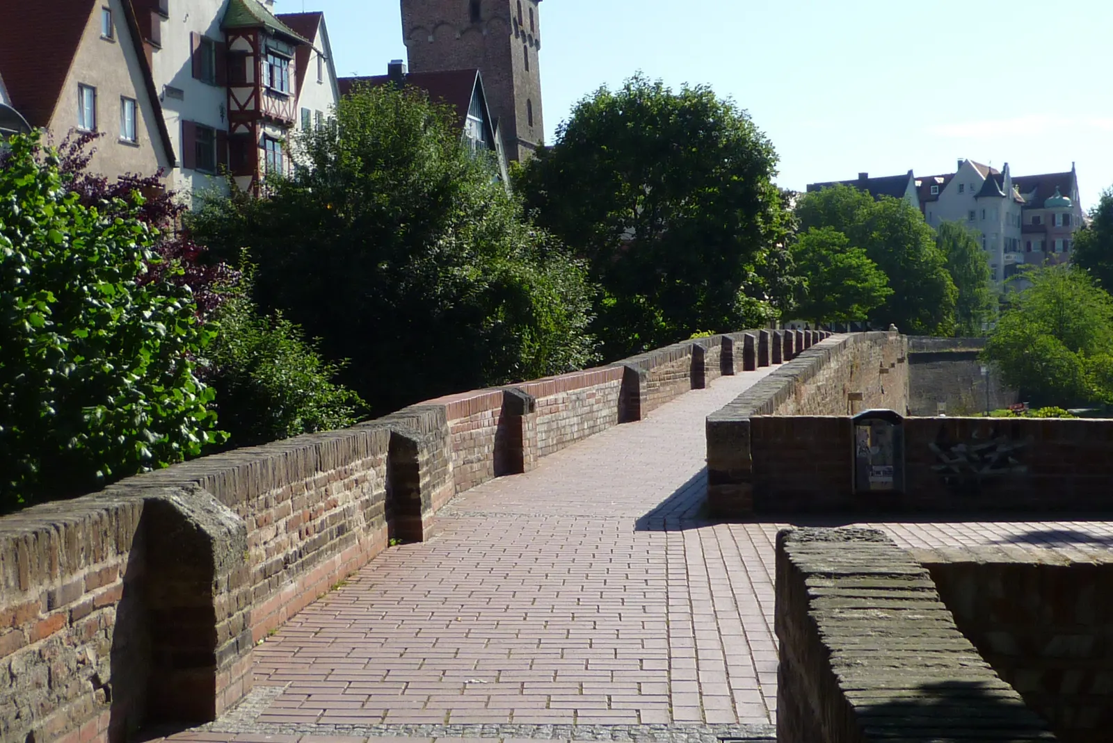 Der gepflasterte Weg oben auf der Ulmer Stadtmauer an der Donau