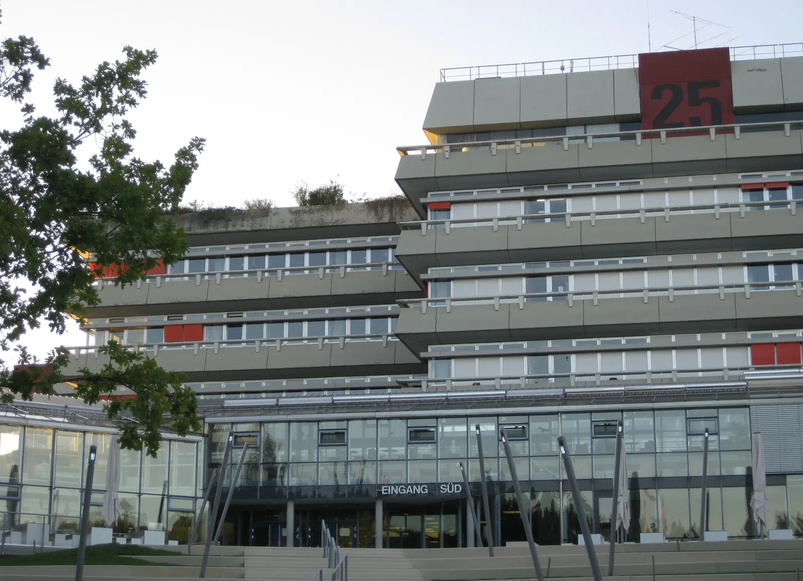 Der terrassierte Betonbau der Universität Ulm am Südeingang mit der Gebäudenummer 25