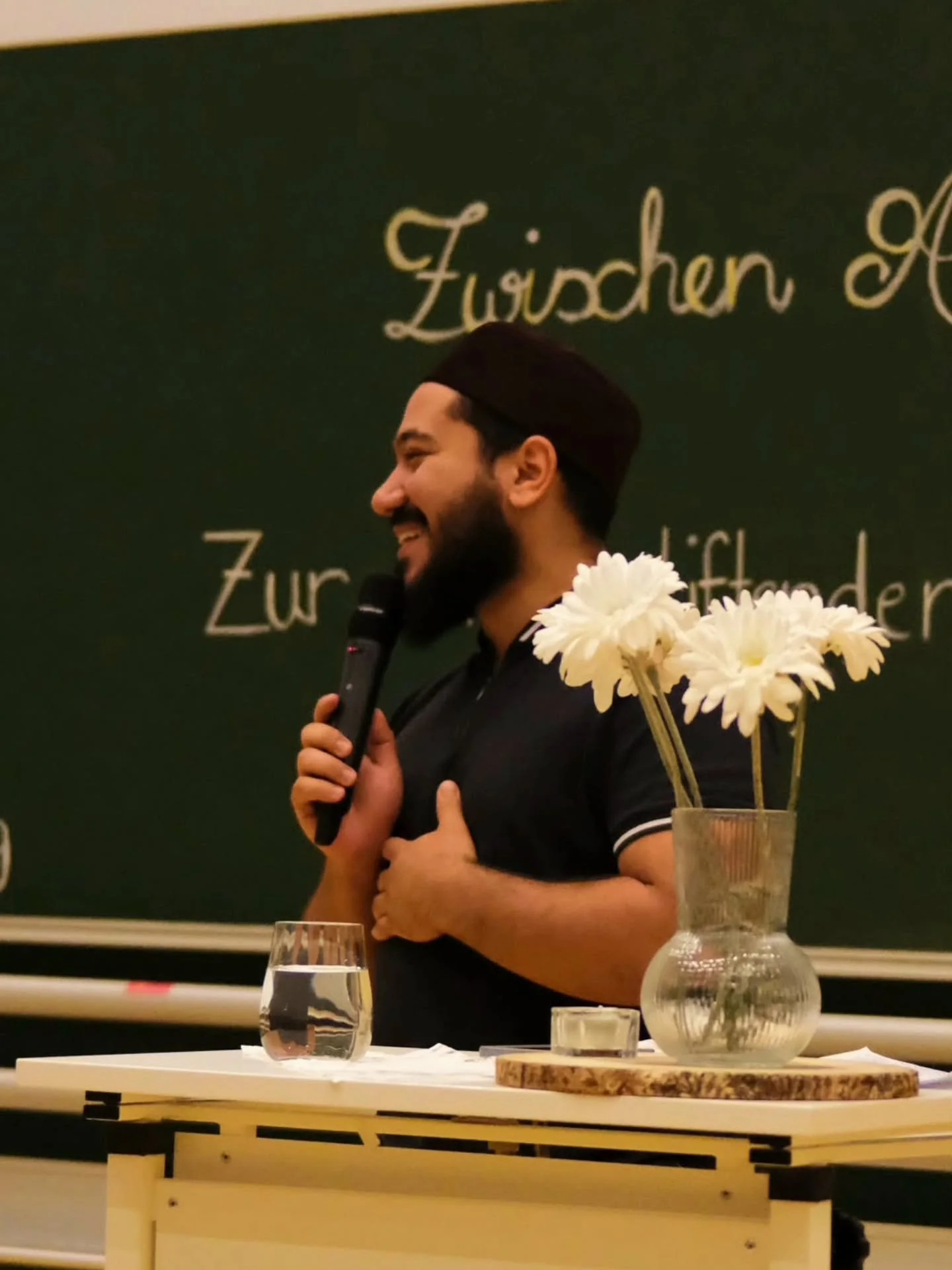 Ein voller Hörsaal hört einem Vortragsabend der MHU zu.